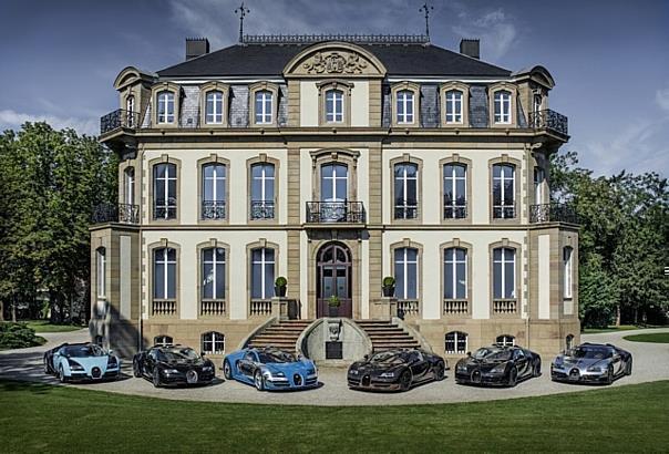 Die sechs Modelle der Edition „Les Légendes de Bugatti“ am Stammsitz der Marke in Molsheim.  Foto:Auto-Medienportal.Net/Bugatti